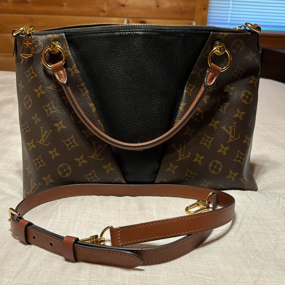 Louis Vuitton V Tote MM